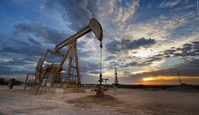 النفط يصعد مقلصا خسائره لشهر يناير بفعل آمال بإتفاق لخفض الانتاج